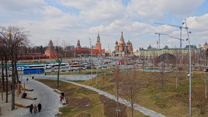 Obraz premium View of the Moscow Kremlin and St. Basil's Cathedral in the spring