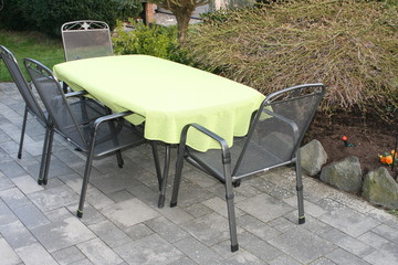 Garteterrasse im Frühling