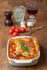 Überblick über eine hausgemachte Lasagne auf Holz