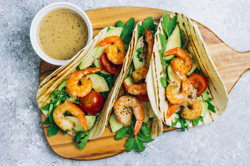 Tortilla tacos with arugula, lemon, avocado and grilled shrimp pawns.