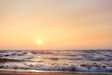 Obraz premium early morning sunrise on a choppy river / wind early spring landscape