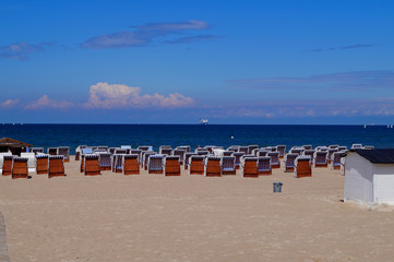Fototapeta na wymiar Strandkörbe an der Ostsee in Warnemünde