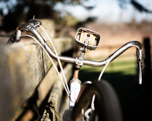 Fototapeta na wymiar old bicycle on a fence