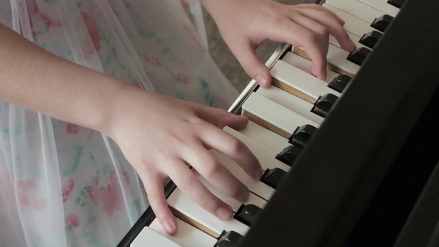 Junge Pianistin übt am Klavier