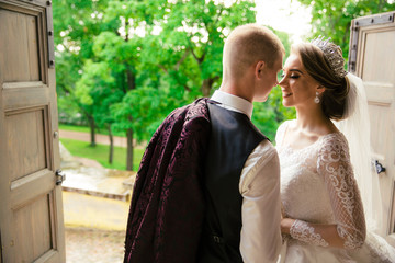 Naklejka premium Wedding. Bride and groom walk outdoors