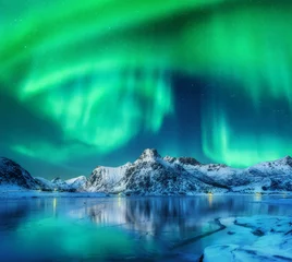 Papier Peint photo Lavable Vert bleu Aurore boréale sur les montagnes enneigées, côte de la mer gelée et reflet dans l& 39 eau dans les îles Lofoten, Norvège. Aurores boréales. Paysage d& 39 hiver avec aurores polaires, glace dans l& 39 eau. Ciel étoilé avec aurore