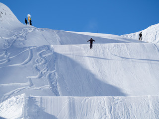 Deportistas saltando en las pistas de esquí nevadas de las montañas del Nordkette en Innsbruck Austria, invierno de 2018 © acaballero67