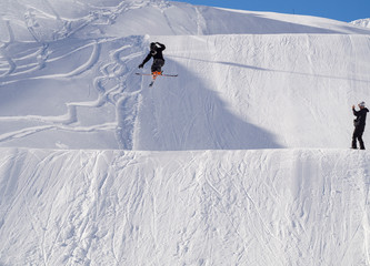 Pistas de esquí con deportistas saltando sobre la nieve en las montañas del Nordkette en...