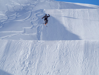 Pistas de esquí con deportistas saltando sobre la nieve en las montañas del Nordkette en...