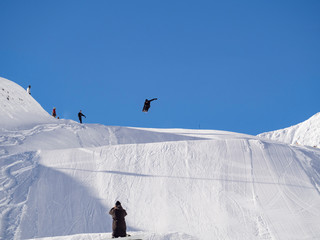 Pistas de esquí con deportistas saltando sobre la nieve en las montañas del Nordkette en...