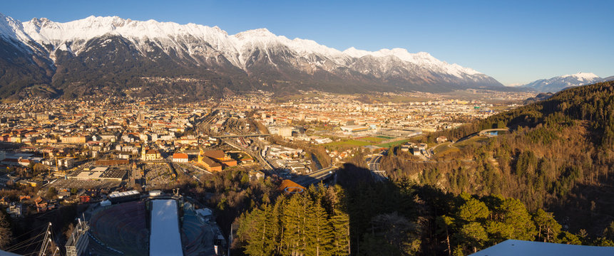 Vistas desde Bergisel Schanze del paisaje de la ciudad de Innsbruck y las monta&ntilde;as del Nordkette al fondo , en Austria, invierno de 2018