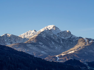 Vistas desde el mirador del paisaje nevado de las montañas del Nordkette en Innsbruck Austria, invierno de 2018