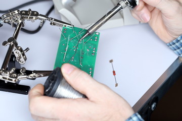 verlöten von elektronischen Bauteilen