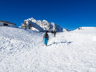 Fototapeta na wymiar Caminando entre las montañas del Nordkette en Innsbruck Austria, invierno de 2018
