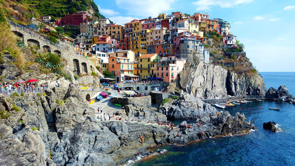 Fototapeta na wymiar Manarola town, Cinque Terre national park. Is one of five famous colorful fisherman villages, suspended between sea and land on sheer cliffs. Liguria, Italy.
