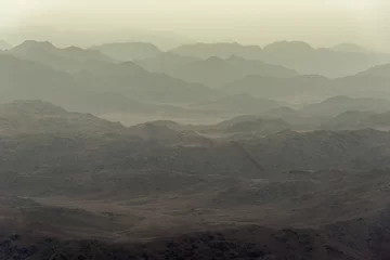 Fotobehang Midden-Oosten of Afrika, pittoreske kale bergketen en een grote zandvallei woestijnlandschappen landschapsfotografie © Алексей Еремеев