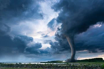 Foto auf Acrylglas Tornado- oder Twister-Sturmwolken, die über die Landschaft ziehen, und ein Farmhaus auf der Ranch, das alles auf seinem Weg zerstört. © tannujannu