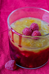 Fruchtgrütze, rot und gelb