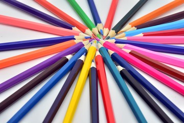 Naklejka premium Lapices de colores formando una especie de estrella