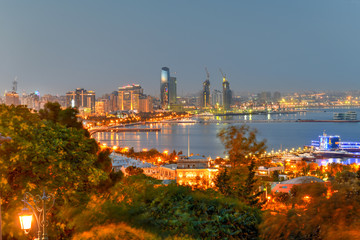 Obraz premium Panoramic skyline of the city of Baku, Azerbaijan at dusk.