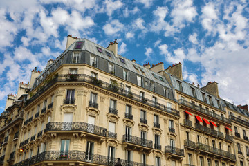 Obraz na płótnie Canvas Living building in Paris