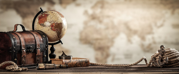 Globe terrestre vintage, valise, boussole, télescope, livre, corde et ancre avec fond de carte et effet grunge - Travel Concept