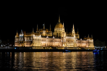 Fototapeta premium Night view of the Budapest Parliament from the Danube river in Budapest, Hungary