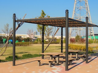 格子屋根のある公園のベンチ