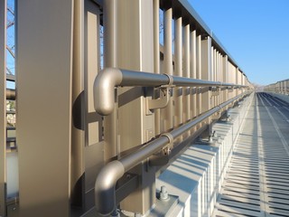 スロープの歩道橋と手すり