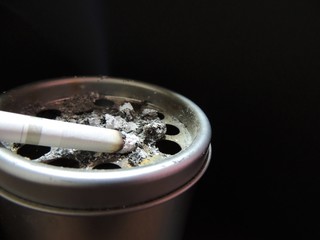 タバコと立ち上る煙