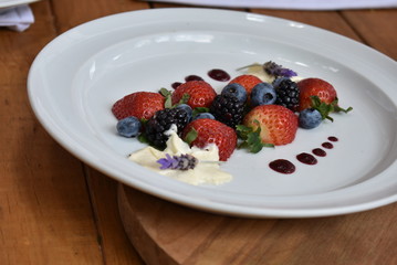 Plato con frutos rojos