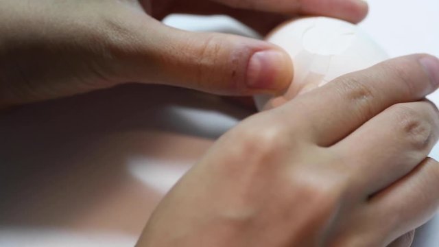 ゆで卵の殻を剥く