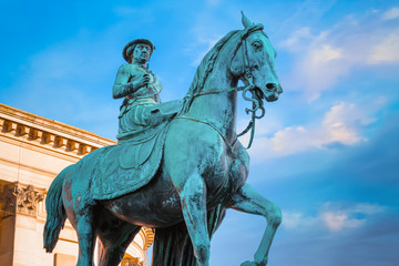 Obraz premium Queen Victoria statue at St George's Hall in Liverpool, UK