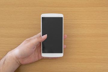 スマートフォンを操作する男性の手元
