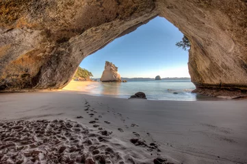 Fototapete Cathedral Cove Blick aus dem Inneren des Tunnels oder der Höhle in Cathedral Cove New Zealand
