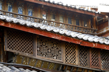 Fototapeta na wymiar Roofs and decorated wooden windows in the historic city of Lijiang, Yunnan, China