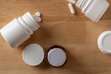 Obraz na płótnie Canvas Different pill bottle and white pills