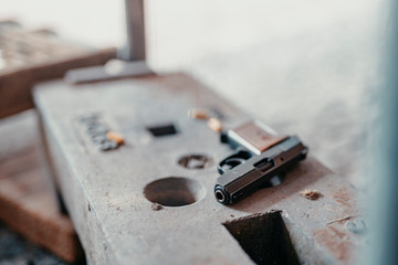 Tatort mit Schusswaffe als Beweis