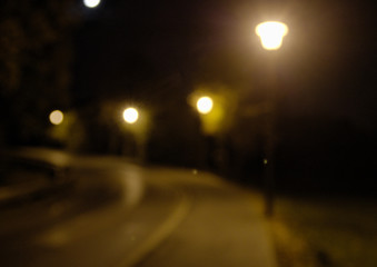 Bokeh einer Straße mit Straßenlaternen in der Nacht