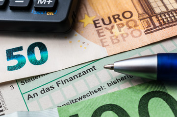 Finanzamt - Einkommensteuer - Steuererklärung 
