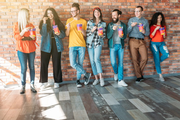 Obraz premium Millennials lifestyle. Diverse team. Casual clothes. Takeaway meal. Open loft workspace. Friendly relaxed atmosphere