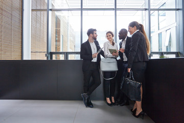 Business Team bei einer Besprechung im Büro