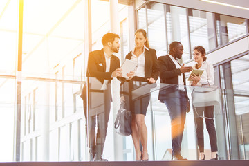 Geschäftsleute als Business Team reden im Büro