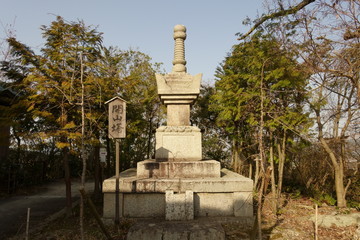 Fototapeta na wymiar 滋賀県近江八幡市の八幡山にある村雲御所境内の開山塔