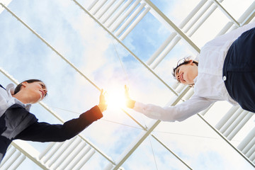 Zwei weibliche Geschäftleute geben sich High Five © Robert Kneschke