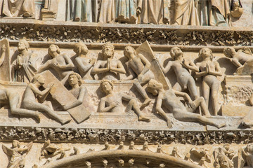 sculptures sur le tympan de la cathédrale de Bourges en France