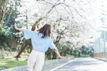 桜と女性