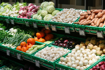Unpacked, fresh vegetables in a self-service supermarket.