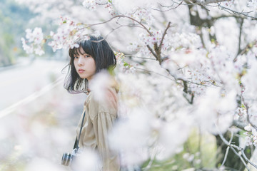 桜とカメラ女子