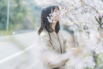 桜とカメラ女子